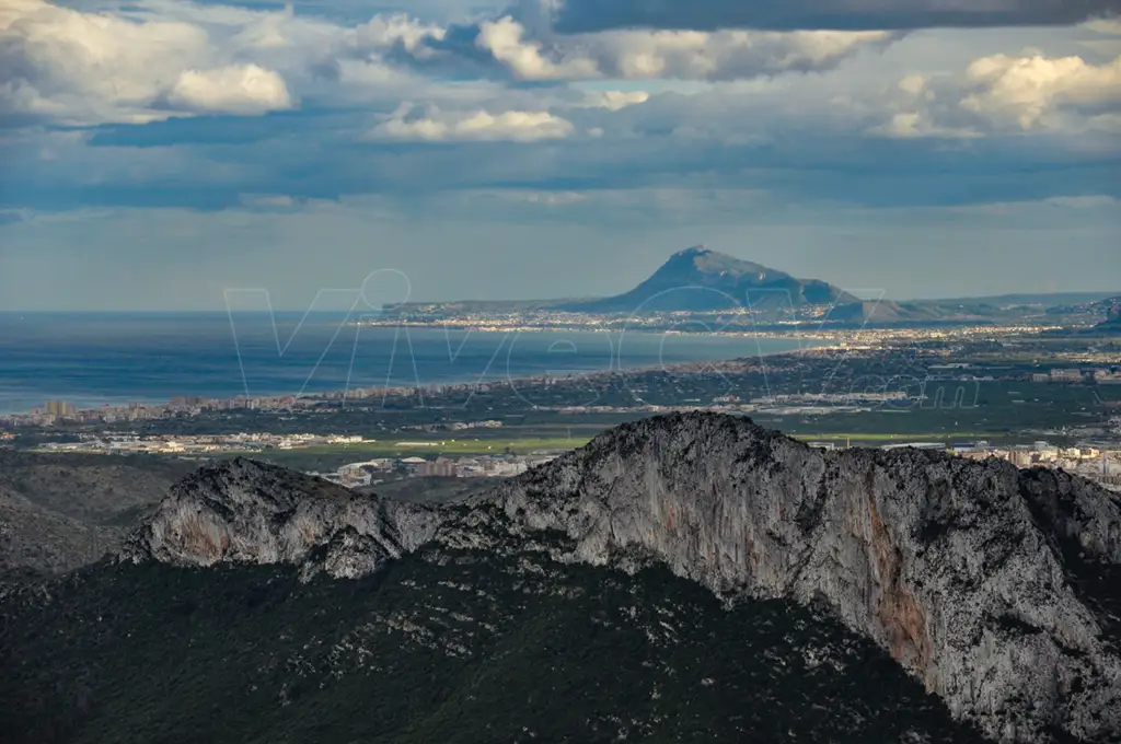 Vistas hacia el Montgó desde Mondúver
